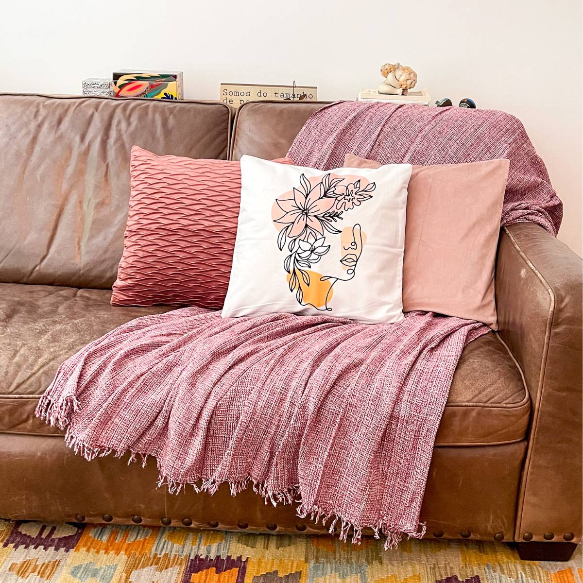 sofa decorado com manta
