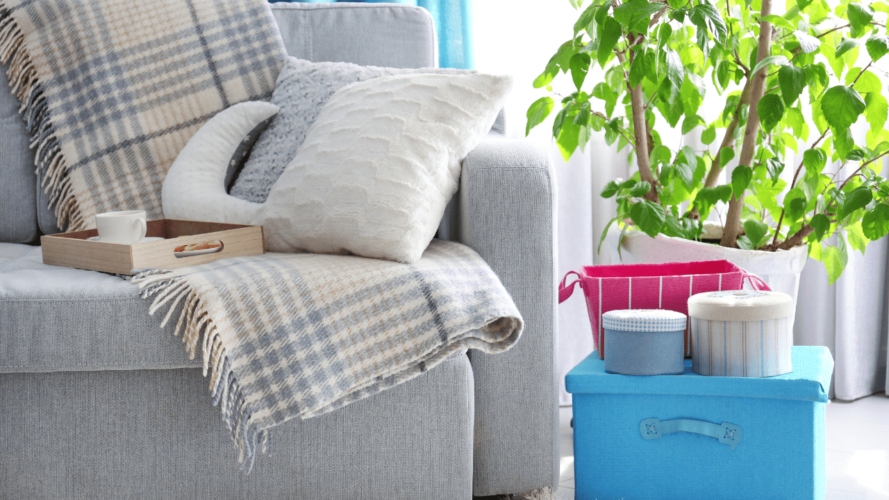 sofa decorado com manta