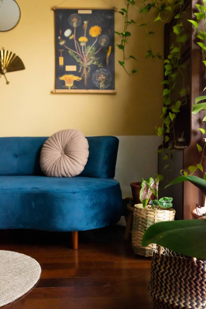 ideias-de-decoracao-de-sala-com-sofa-azul