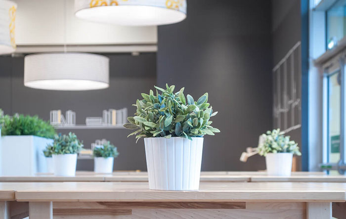 ideias-de-sala-decorada-com-plantas-artificiais