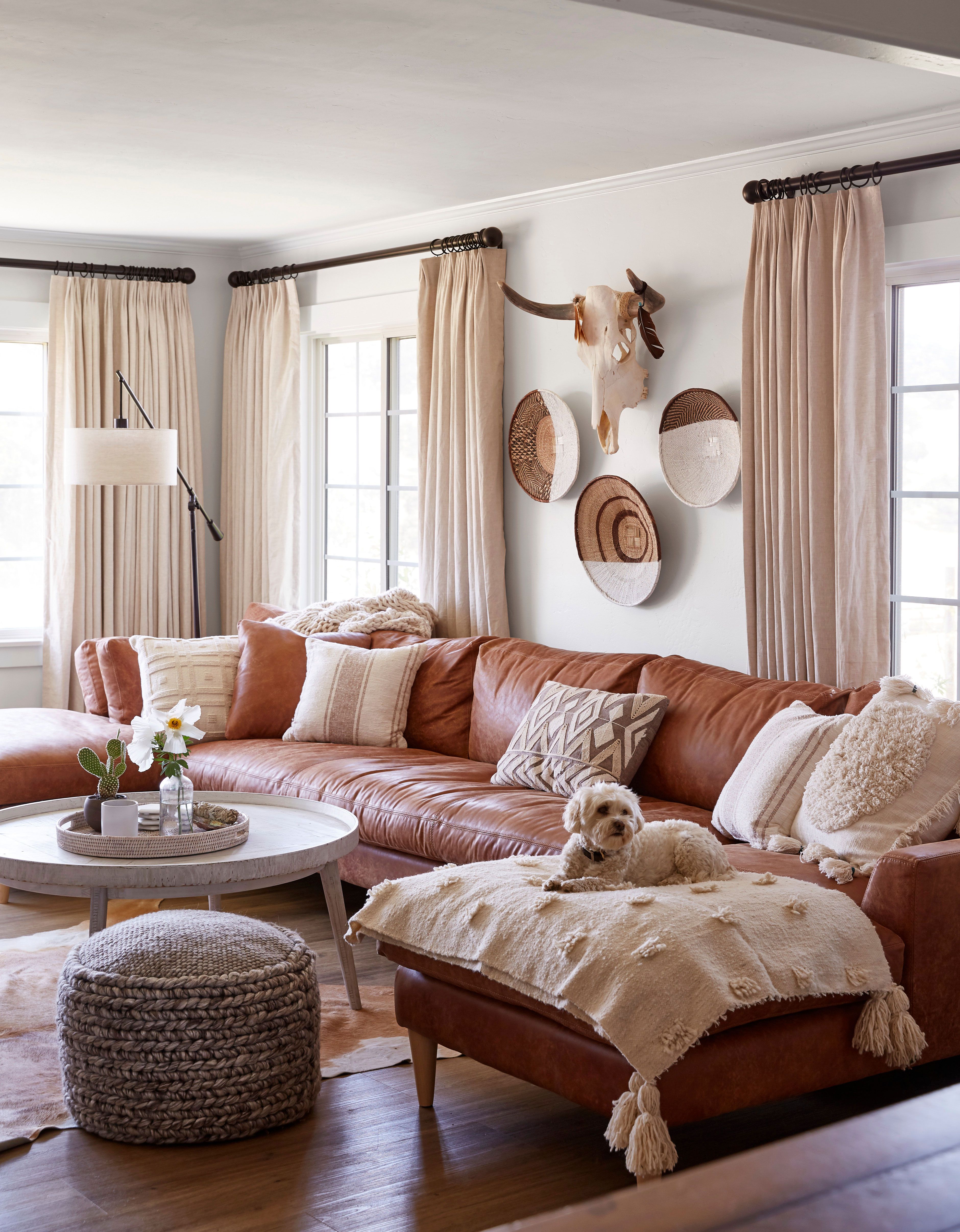 ideias-de-decoracao-de-sala-com-sofa-marrom