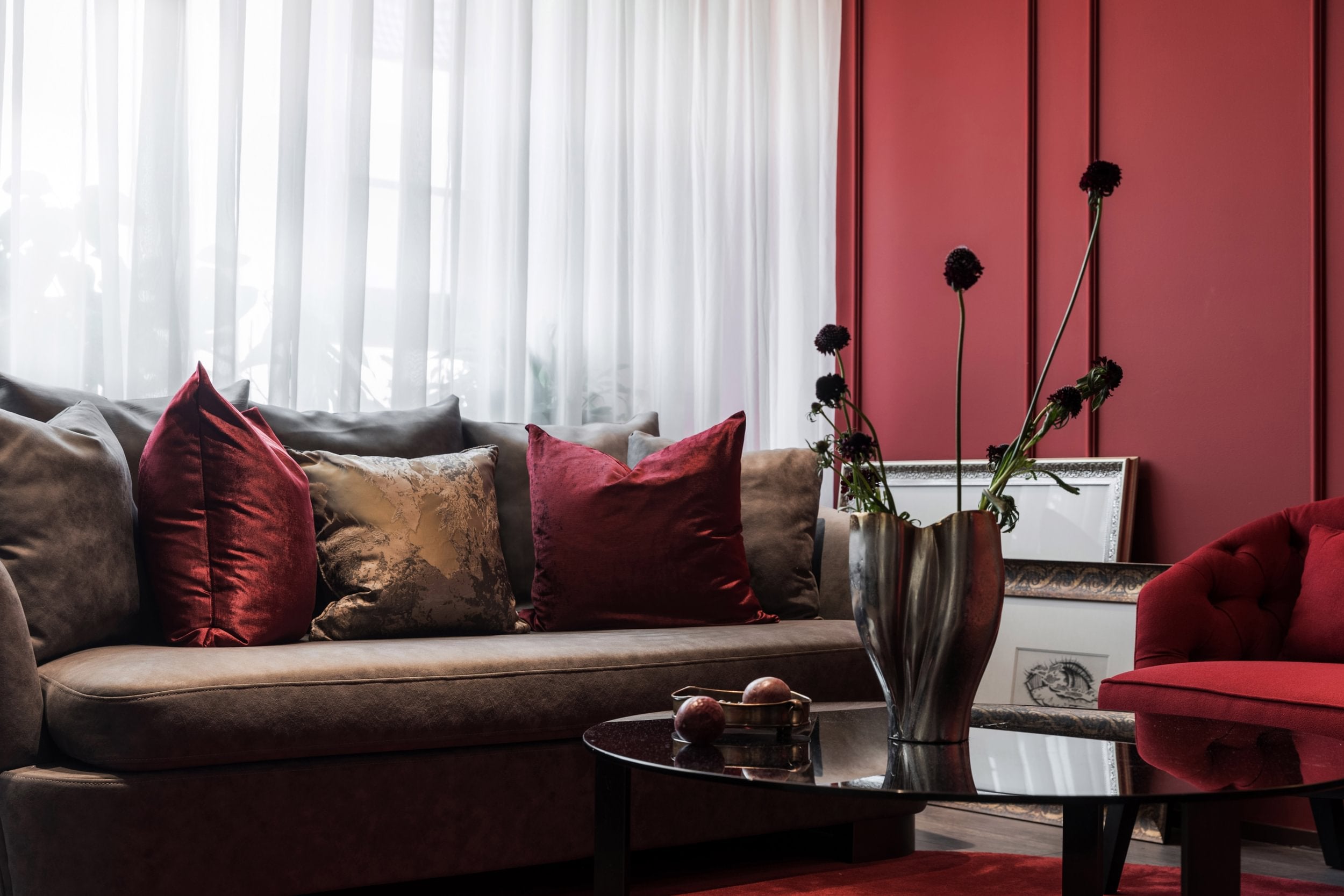 ideias-de-decoracao-de-sala-com-sofa-vermelho