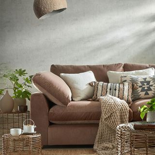 ideias-de-decoracao-de-sala-com-sofa-marrom