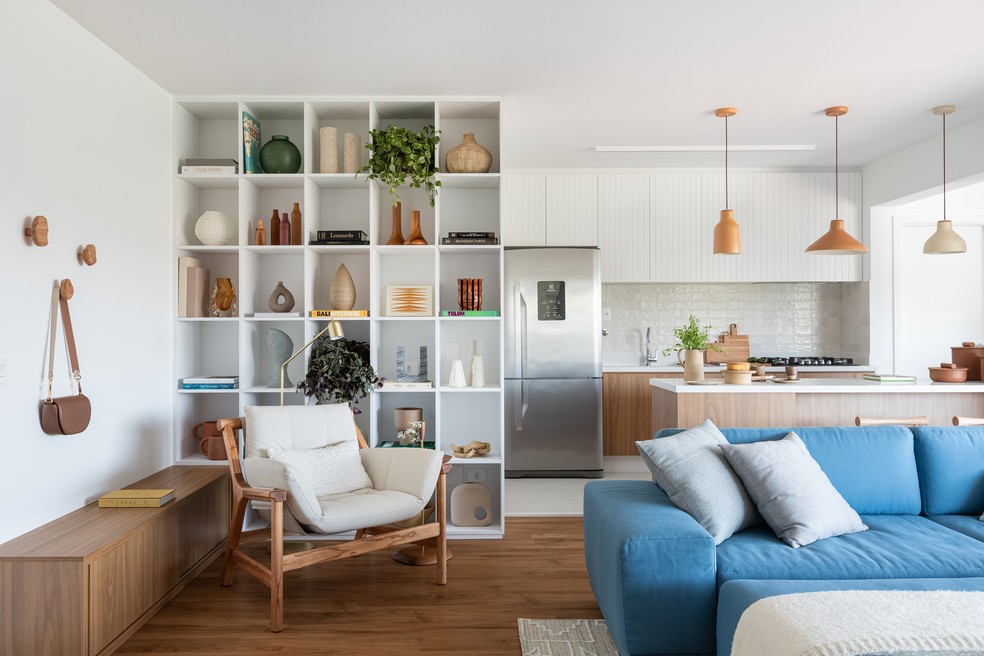 ideias-de-decoracao-de-sala-com-sofa-azul