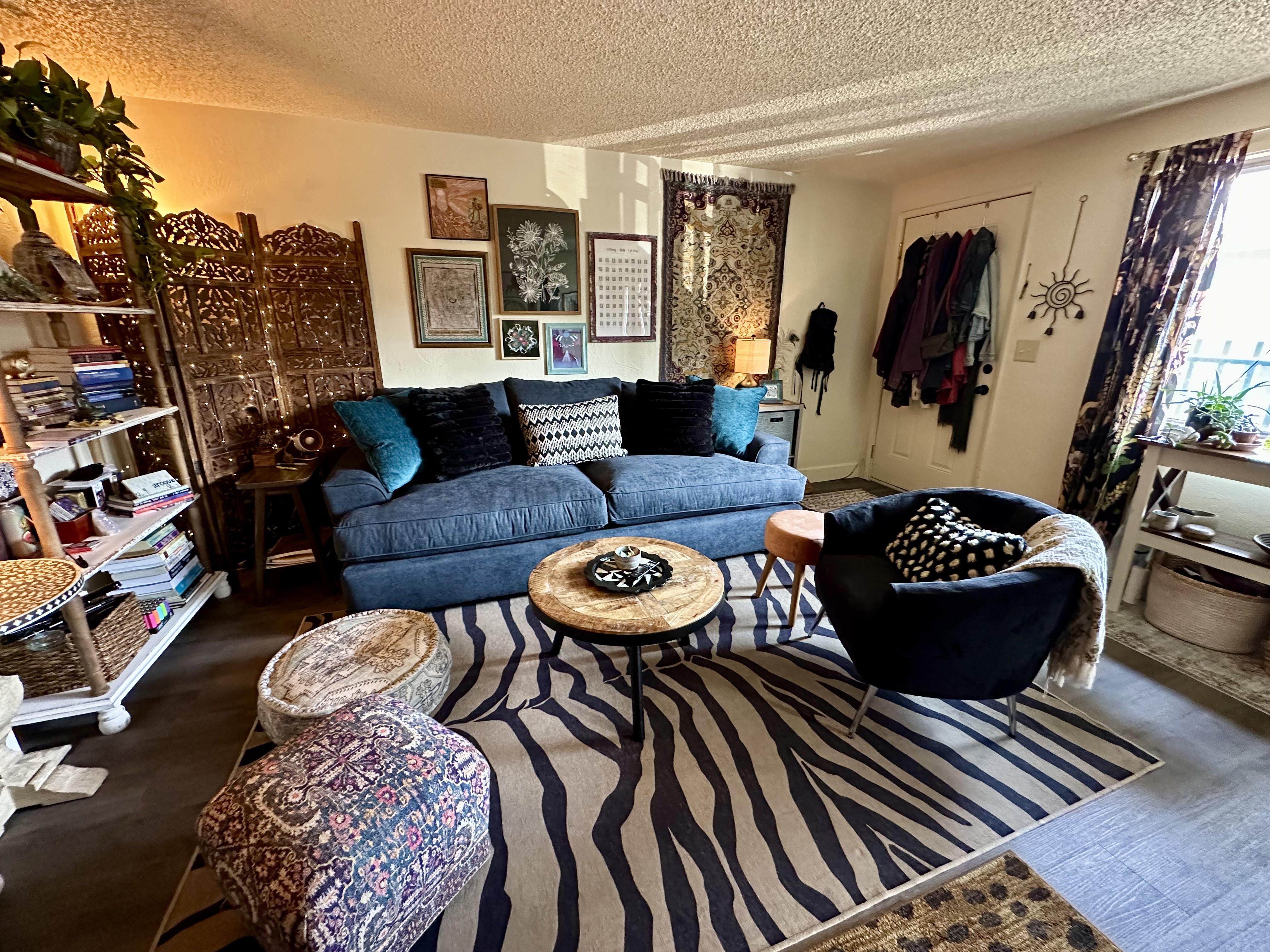 ideias-de-decoracao-de-sala-com-sofa-azul