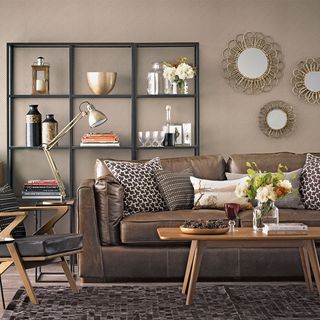 ideias-de-sala-decorada-com-sofa-marrom