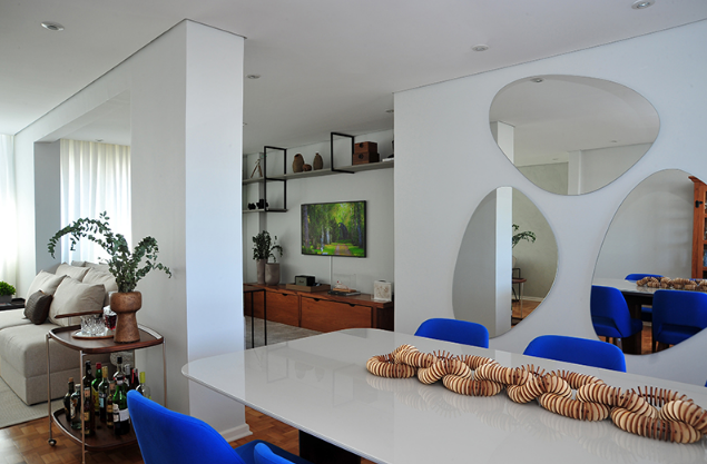 ideias-de-decoracao-de-sala-com-espelho