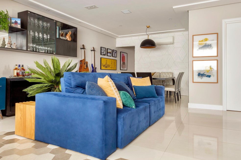 ideias-de-decoracao-de-sala-com-sofa-azul