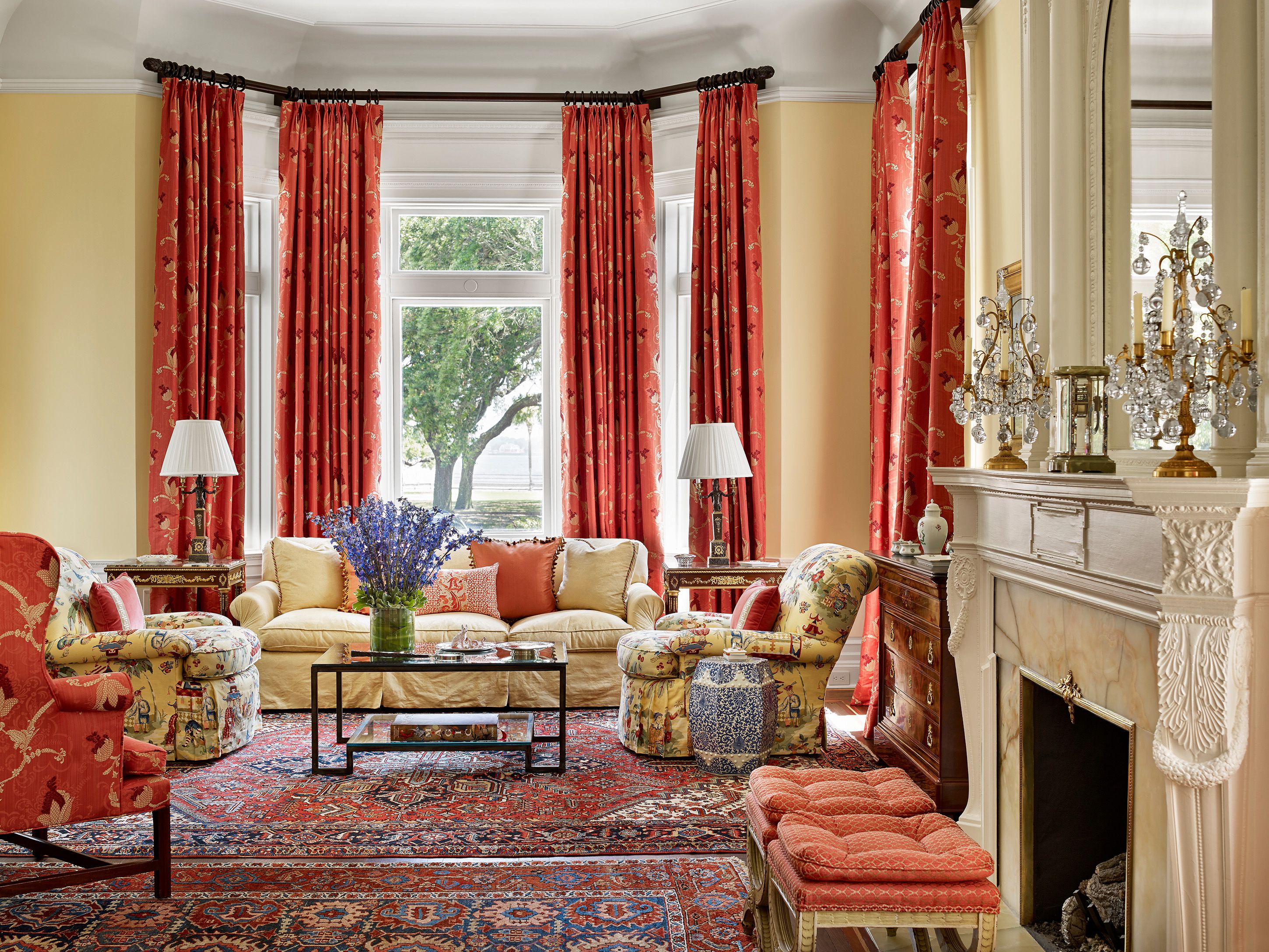 ideias-de-decoracao-de-sala-com-sofa-vermelho