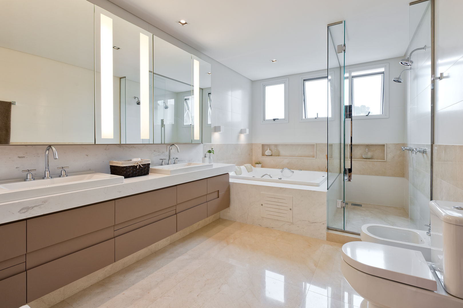 banheiro com banheira