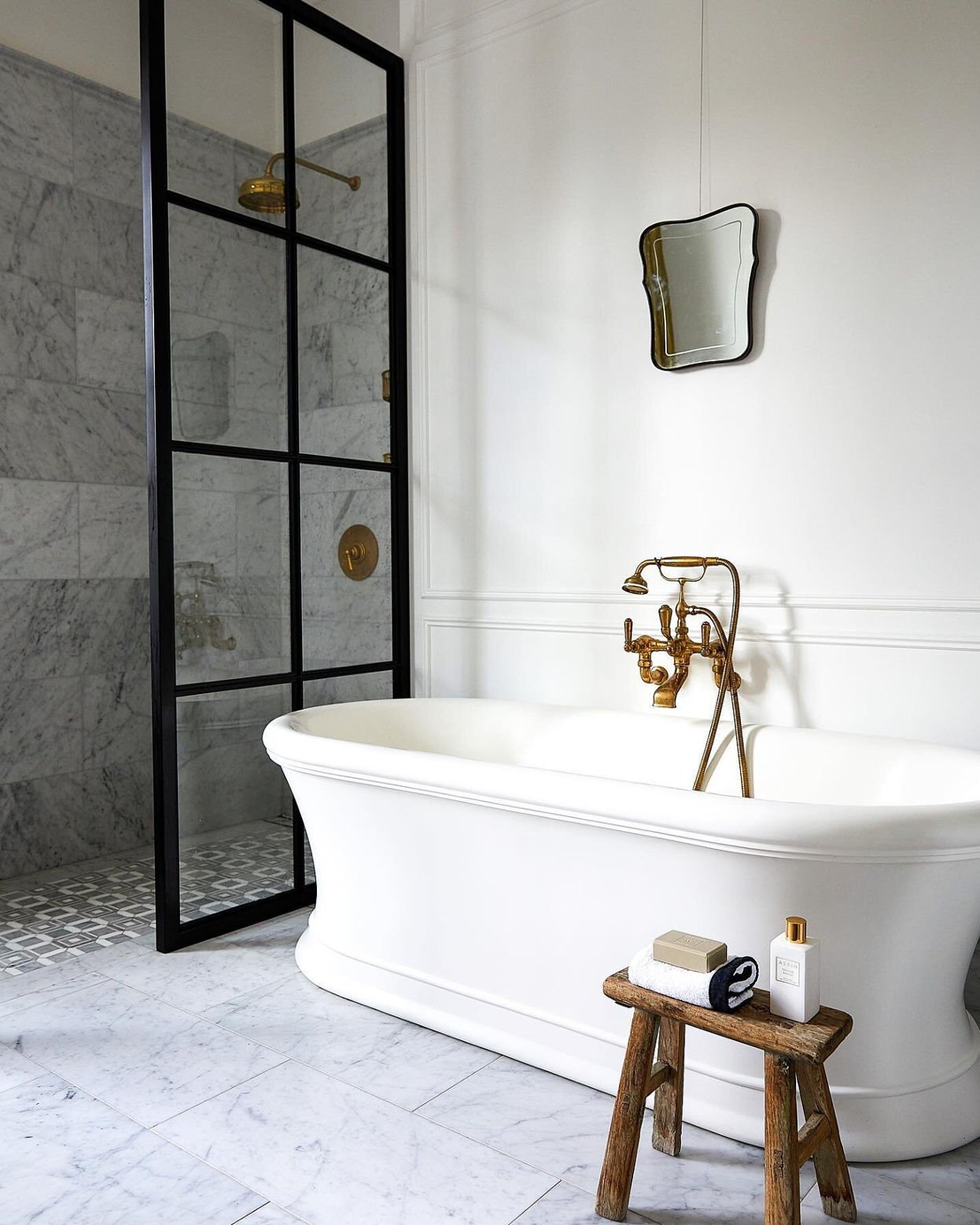 bathroom with bathtub