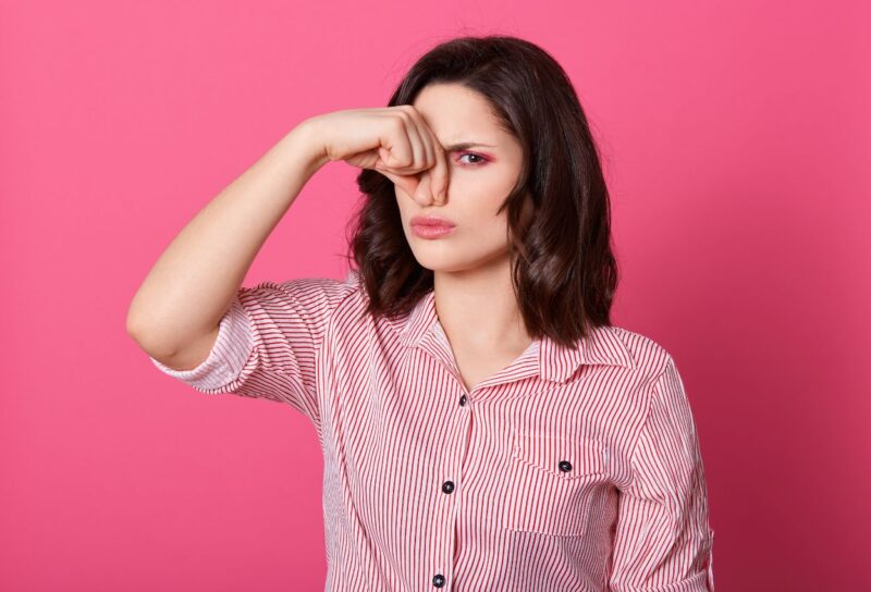 como eliminar cheiro de mofo